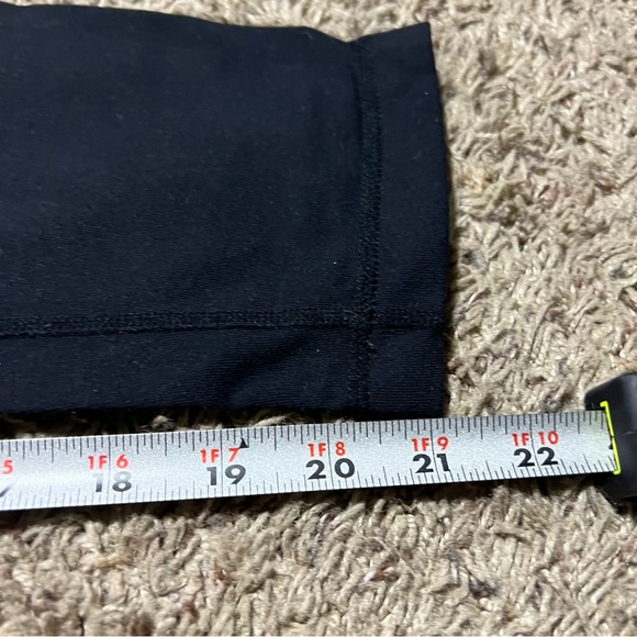 Lululemon Size 4 Black Leggings Cropped 21” Inseam Mid Rise - Picture 4 of 5